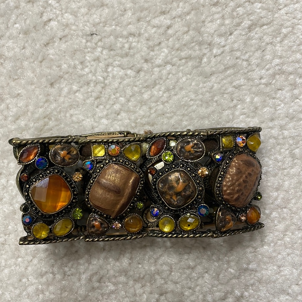 Beautiful bracelet with gorgeous stones and detailing